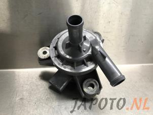 Usagé Pompe à eau Toyota Yaris III (P13) 1.5 16V Hybrid Prix € 75,00 Règlement à la marge proposé par Japoto Parts B.V.