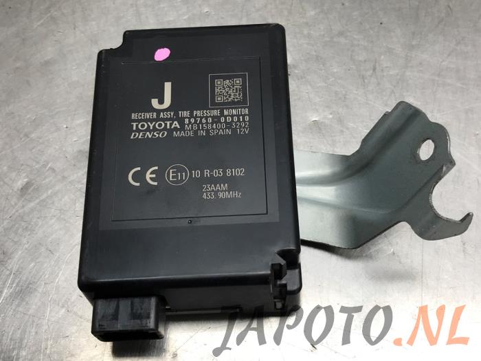 Tyre pressure module from a Toyota Yaris III (P13) 1.5 16V Hybrid 2015