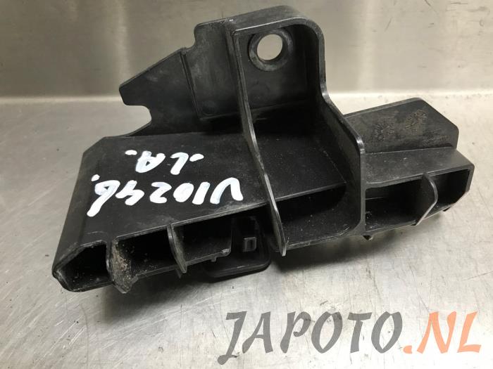 Rear bumper bracket, left from a Toyota Yaris III (P13) 1.5 16V Hybrid 2015