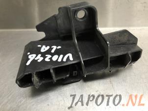 Używane Wspornik zderzaka lewy tyl Toyota Yaris III (P13) 1.5 16V Hybrid Cena € 14,95 Procedura marży oferowane przez Japoto Parts B.V.