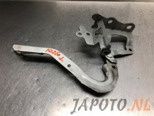 Usagé Charnière de capot Toyota iQ 1.0 12V VVT-i Prix € 19,99 Règlement à la marge proposé par Japoto Parts B.V.