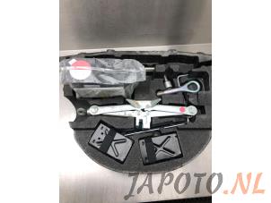 Used Jack set Toyota iQ 1.0 12V VVT-i Price € 49,00 Margin scheme offered by Japoto Parts B.V.