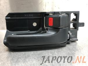 Używane Uchwyt drzwi prawych przednich wersja 4-drzwiowa Daihatsu Materia 1.3 16V Cena € 14,95 Procedura marży oferowane przez Japoto Parts B.V.