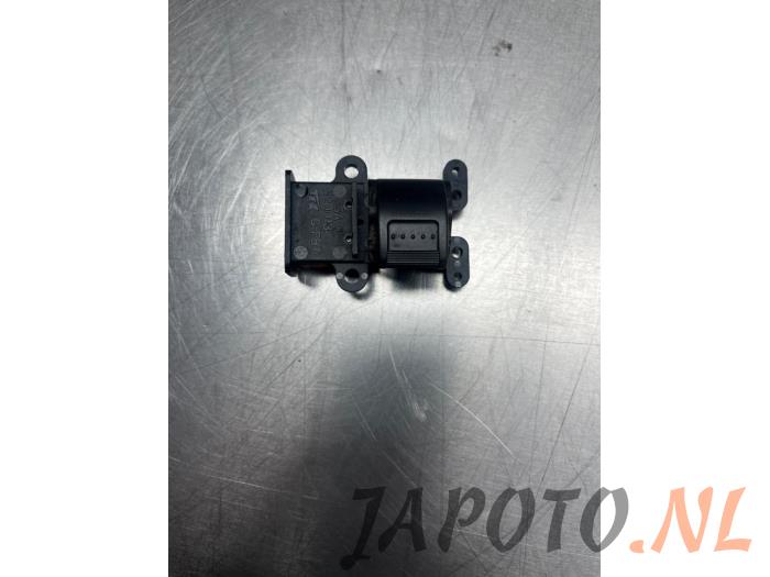 Usados Interruptor de ventanilla eléctrica Honda Civic (ES) 1.3 16V VTEC-i IMA Precio € 15,70 Norma de margen ofrecido por Japoto Parts B.V.