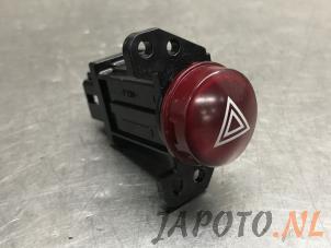 Usados Interruptor de luz de pánico Mitsubishi Colt (Z2/Z3) 1.5 16V Precio € 9,95 Norma de margen ofrecido por Japoto Parts B.V.