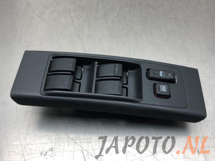 Usados Interruptor combinado de ventanillas Toyota Corolla Verso (R10/11) 1.6 16V VVT-i Precio € 78,74 Norma de margen ofrecido por Japoto Parts B.V.