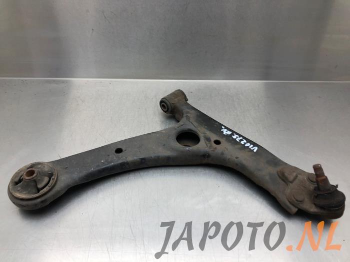 Front lower wishbone, right from a Toyota Corolla Verso (R10/11) 1.6 16V VVT-i 2007