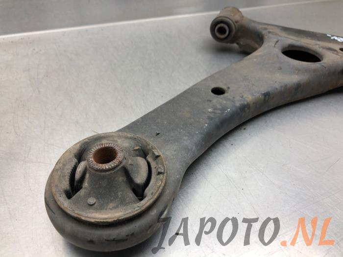 Front lower wishbone, right from a Toyota Corolla Verso (R10/11) 1.6 16V VVT-i 2007