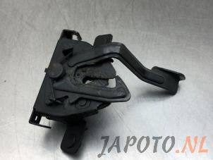 Used Bonnet lock mechanism Kia Venga 1.6 CVVT 16V Price € 19,95 Margin scheme offered by Japoto Parts B.V.