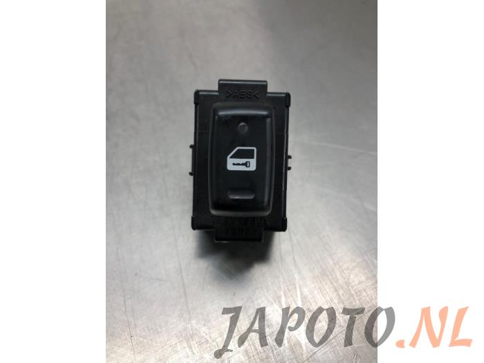Usados Interruptor de ventanilla eléctrica Lexus SC 430 4.3i 32V VVT-i Precio € 15,70 Norma de margen ofrecido por Japoto Parts B.V.