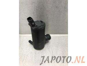 Used Rear screen washer pump Kia Sportage (SL) 2.0 CVVT 16V 4x2 Price € 14,95 Margin scheme offered by Japoto Parts B.V.