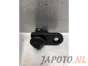 Używane Przelacznik kontaktu drzwiowego Kia Sportage (SL) 2.0 CVVT 16V 4x2 Cena € 9,95 Procedura marży oferowane przez Japoto Parts B.V.