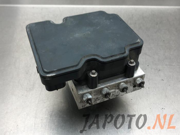 Używane Pompa ABS Toyota Aygo (B40) 1.0 12V VVT-i Cena € 26,24 Procedura marży oferowane przez Japoto Parts B.V.
