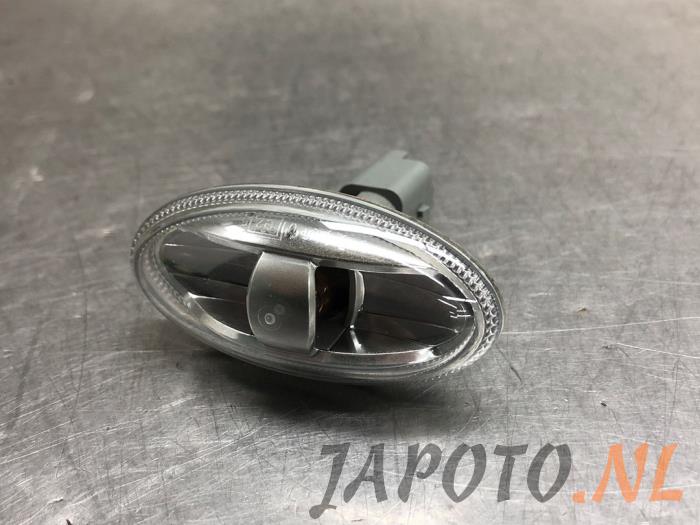 Indicator lens, front left from a Toyota Aygo (B40) 1.0 12V VVT-i 2018