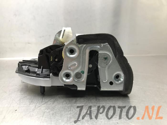 Rear door lock mechanism 4-door, left from a Honda Civic (FK6/7/8/9) 1.0i VTEC Turbo 12V 2018