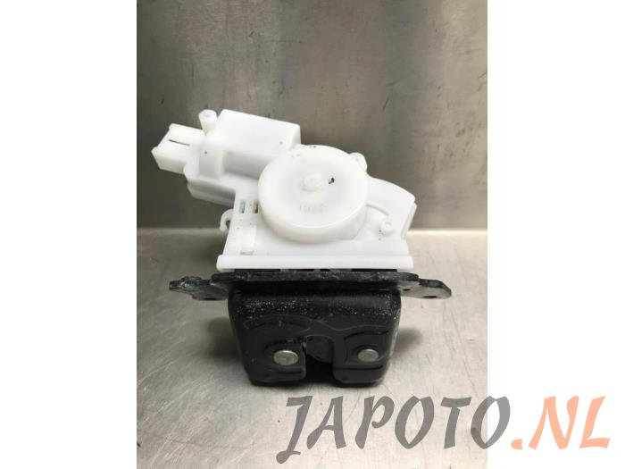 Tailgate lock mechanism from a Honda Civic (FK6/7/8/9) 1.0i VTEC Turbo 12V 2018
