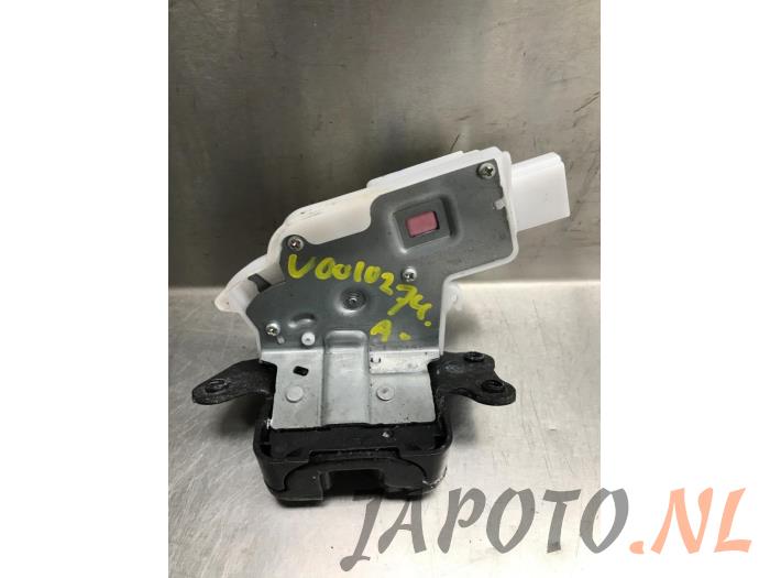 Tailgate lock mechanism from a Honda Civic (FK6/7/8/9) 1.0i VTEC Turbo 12V 2018