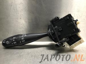 Usagé Commodo phare Toyota Corolla Verso (E12) 1.6 16V VVT-i Prix € 24,99 Règlement à la marge proposé par Japoto Parts B.V.