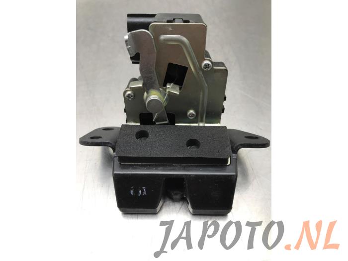 Tailgate lock mechanism from a Kia Soul I (AM) 1.6 CVVT 16V 2011