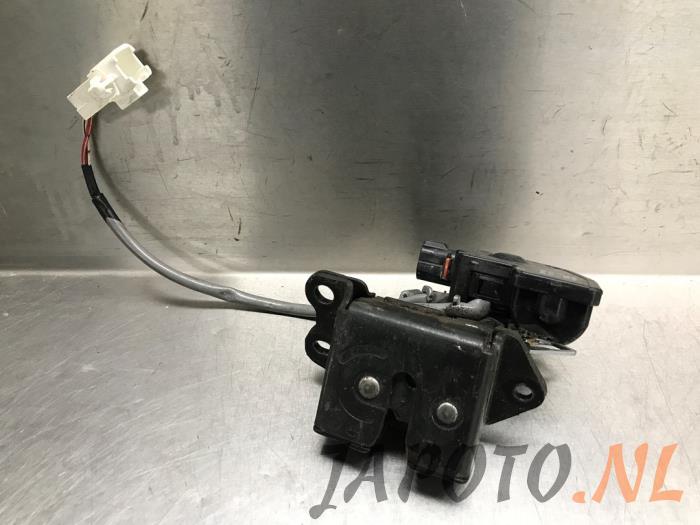 Tailgate lock mechanism from a Toyota Corolla Verso (E12) 1.6 16V VVT-i 2003