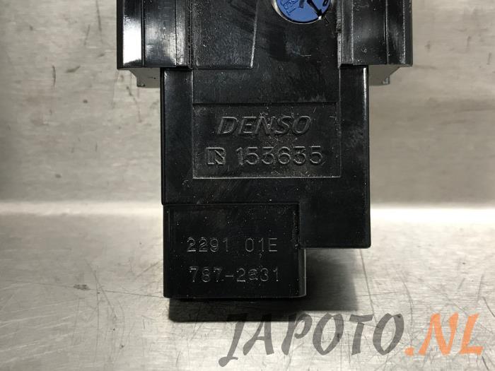 Air conditioning switch from a Toyota Corolla Verso (E12) 1.6 16V VVT-i 2003