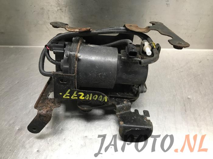 Vacuum pump (petrol) from a Nissan Note (E12) 1.2 68 2014