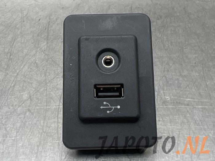 Używane Zlacze AUX/USB Nissan Note (E12) 1.2 68 Cena € 15,70 Procedura marży oferowane przez Japoto Parts B.V.
