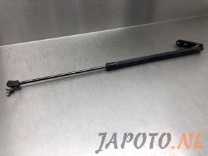 Używane Amortyzator gazowy lewy tyl Nissan Note (E12) 1.2 68 Cena € 9,95 Procedura marży oferowane przez Japoto Parts B.V.