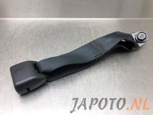 Usagé Insertion ceinture de sécurité arrière centre Nissan Note (E12) 1.2 68 Prix € 14,95 Règlement à la marge proposé par Japoto Parts B.V.