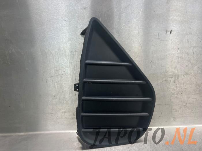 Fog light cover plate, right from a Toyota Yaris III (P13) 1.0 12V VVT-i 2016