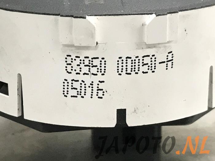 Commutateur éclairage d'urgence d'un Toyota Yaris III (P13) 1.0 12V VVT-i 2016