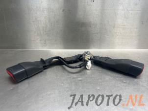 Używane Wtyk pasa bezpieczenstwa lewy tyl Toyota Yaris III (P13) 1.0 12V VVT-i Cena € 14,95 Procedura marży oferowane przez Japoto Parts B.V.