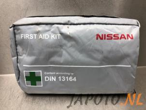 Usagé Kit premiers soins Nissan NV 200 (M20M) E-NV200 Prix € 20,00 Règlement à la marge proposé par Japoto Parts B.V.
