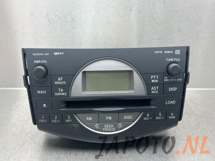 Radio CD player from a Toyota RAV4 (A3) 2.0 16V VVT-i 4x4 2007