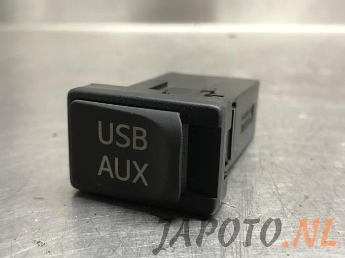Conexión AUX-USB de un Toyota Verso S 1.33 16V Dual VVT-I 2011