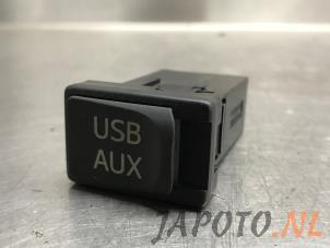 Używane Zlacze AUX/USB Toyota Verso S 1.33 16V Dual VVT-I Cena € 14,95 Procedura marży oferowane przez Japoto Parts B.V.