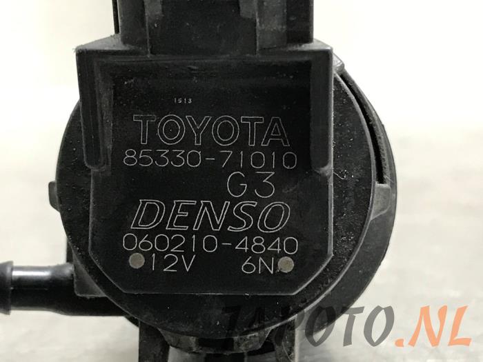 Scheibensprüherpumpe vorne van een Toyota Verso S 1.33 16V Dual VVT-I 2011