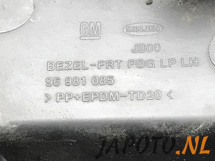 Cubierta de faro de niebla izquierda de un Nissan NV 200 (M20M) 1.5 dCi 86 2010