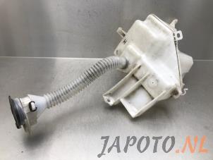 Usagé Réservoir lave-glace avant Toyota RAV4 (A3) 2.0 16V VVT-i 4x4 Prix € 29,95 Règlement à la marge proposé par Japoto Parts B.V.