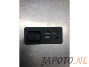 Usados Conexión AUX-USB Mazda MX-5 (ND) 2.0 SkyActiv G-160 16V Precio € 24,95 Norma de margen ofrecido por Japoto Parts B.V.