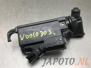 Usados Motor de bloqueo de la tapa del depósito de combustible Mazda MX-5 (ND) 2.0 SkyActiv G-160 16V Precio € 39,95 Norma de margen ofrecido por Japoto Parts B.V.