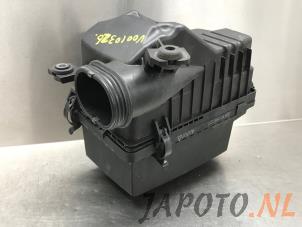 Usados Cuerpo de filtro de aire Kia Rio IV (YB) 1.0i T-GDi 100 12V Precio € 39,95 Norma de margen ofrecido por Japoto Parts B.V.