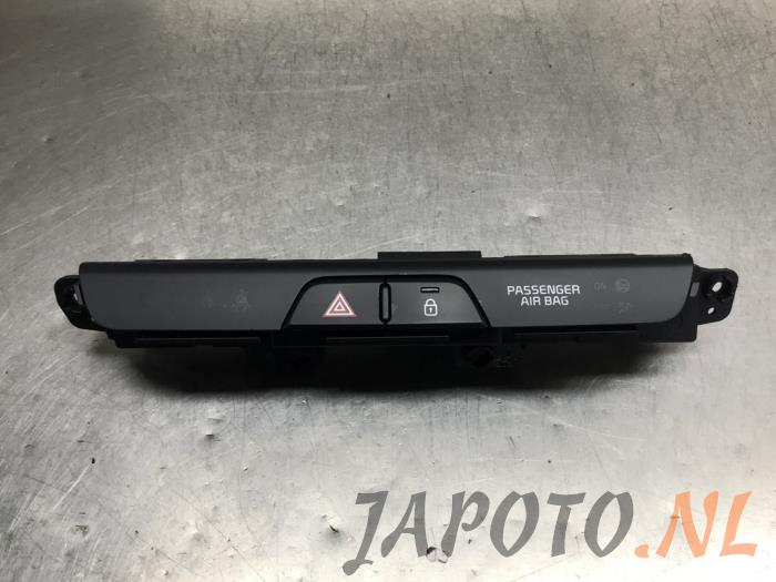 Airbag indicator light from a Kia Rio IV (YB) 1.0i T-GDi 100 12V 2018