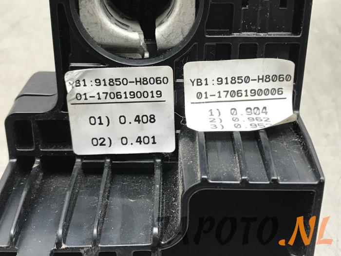 Batteriepol van een Kia Rio IV (YB) 1.0i T-GDi 100 12V 2018