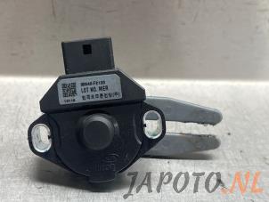 Usados Interruptor de luz de freno Kia Rio IV (YB) 1.0i T-GDi 100 12V Precio € 14,95 Norma de margen ofrecido por Japoto Parts B.V.