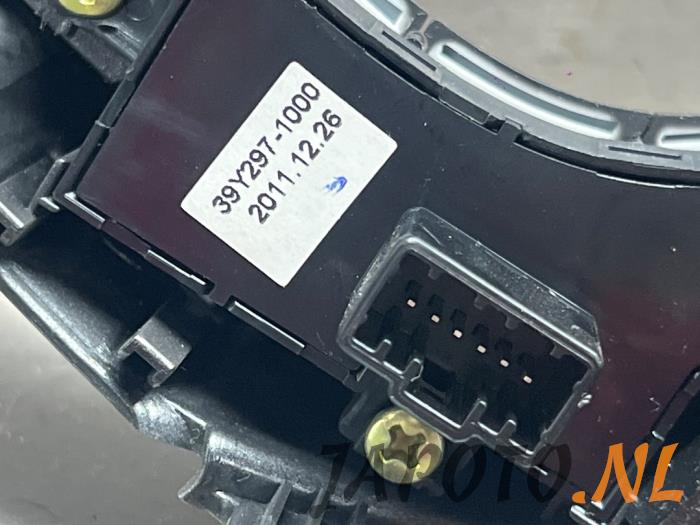 Interrupteur de volant d'un Hyundai i30 (GDHB5) 1.6 CRDi 16V VGT 2012