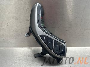 Usados Interruptor de mando de volante Hyundai i30 (GDHB5) 1.6 CRDi 16V VGT Precio € 39,95 Norma de margen ofrecido por Japoto Parts B.V.