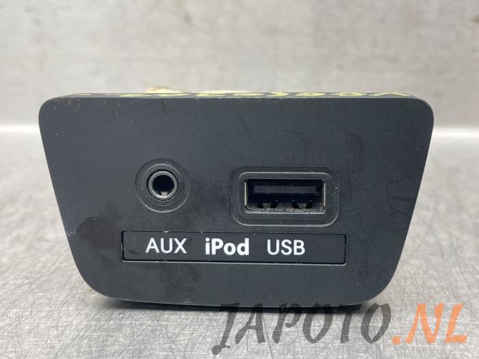 Używane Zlacze AUX/USB Hyundai i30 (GDHB5) 1.6 GDI Blue 16V Cena € 26,20 Procedura marży oferowane przez Japoto Parts B.V.