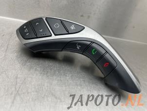 Usados Interruptor de mando de volante Hyundai i30 (GDHB5) 1.6 GDI Blue 16V Precio € 39,95 Norma de margen ofrecido por Japoto Parts B.V.