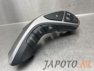 Usados Interruptor de mando de volante Hyundai i30 (GDHB5) 1.6 GDI Blue 16V Precio € 39,95 Norma de margen ofrecido por Japoto Parts B.V.